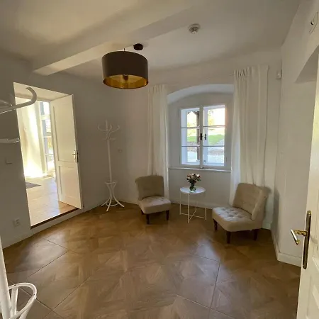 - Zamek Cerveny Hradek U Sedlcan Hébergement de vacances Janov (Pribram)